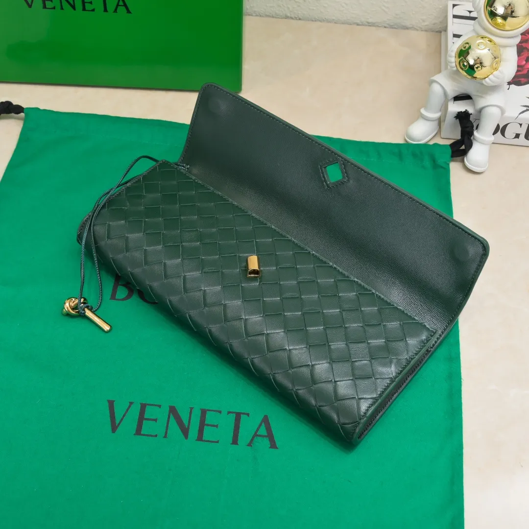 The batch of 1360 BV Andiamo evening handbags has been heavily planted again~ The designer aesthetics in the era of economic downturn are back. I fall in love with it at first sight and can't put it down. It's so beautiful and full of aura. The shape and texture are very competitive. It's light in weight and has sufficient capacity. It's a must-have for fashionistas. It's suitable for many occasions, minimalist, high-end and light luxury. Model No.: 741511 Size: 31*13*3cm